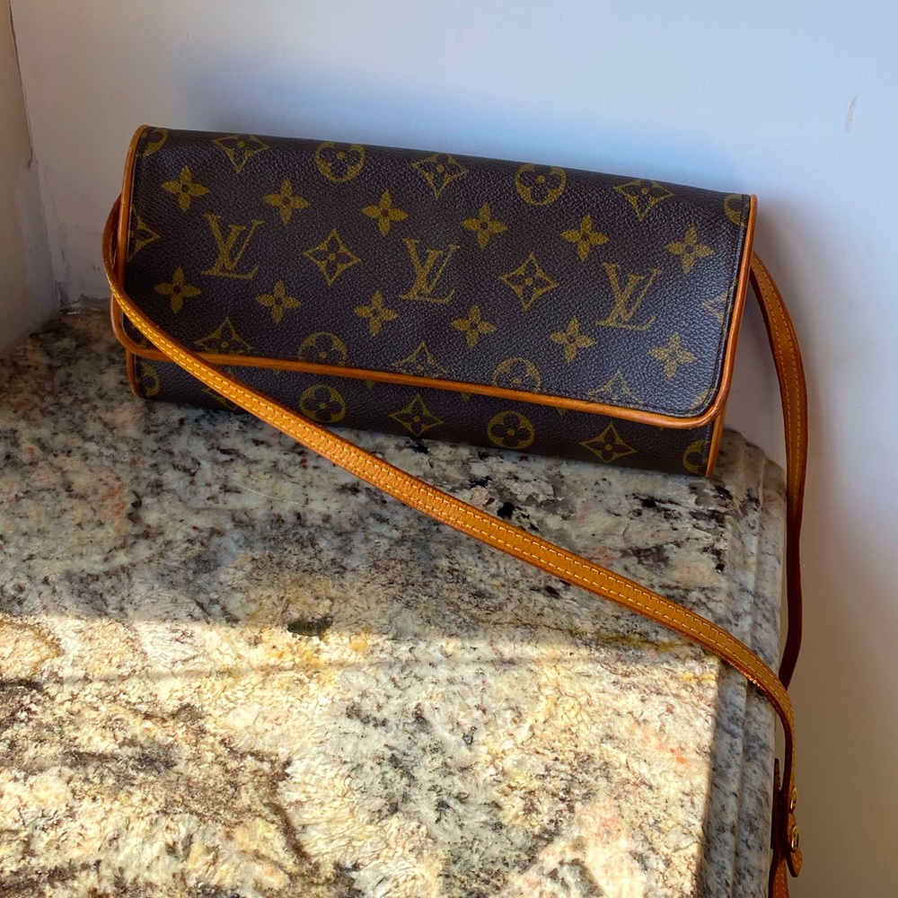 100% authentic Louis Vuitton cross body bag